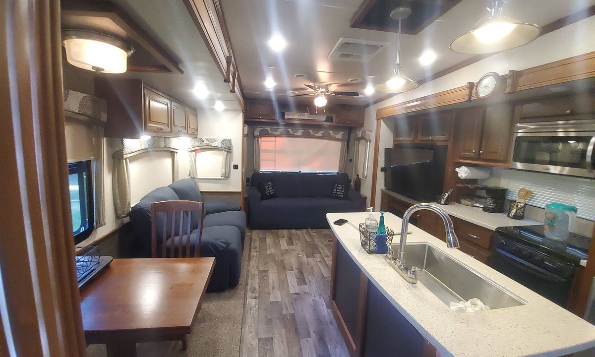 Geneva House | Luxury RV nested in a country setting, Only 9 minutes from Sanford airport!