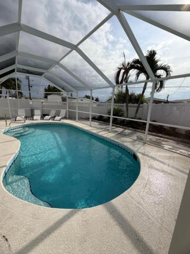 South Bradenton House | LUXURY stay-Heated POOL- Electric Car-8 Miles from AMI