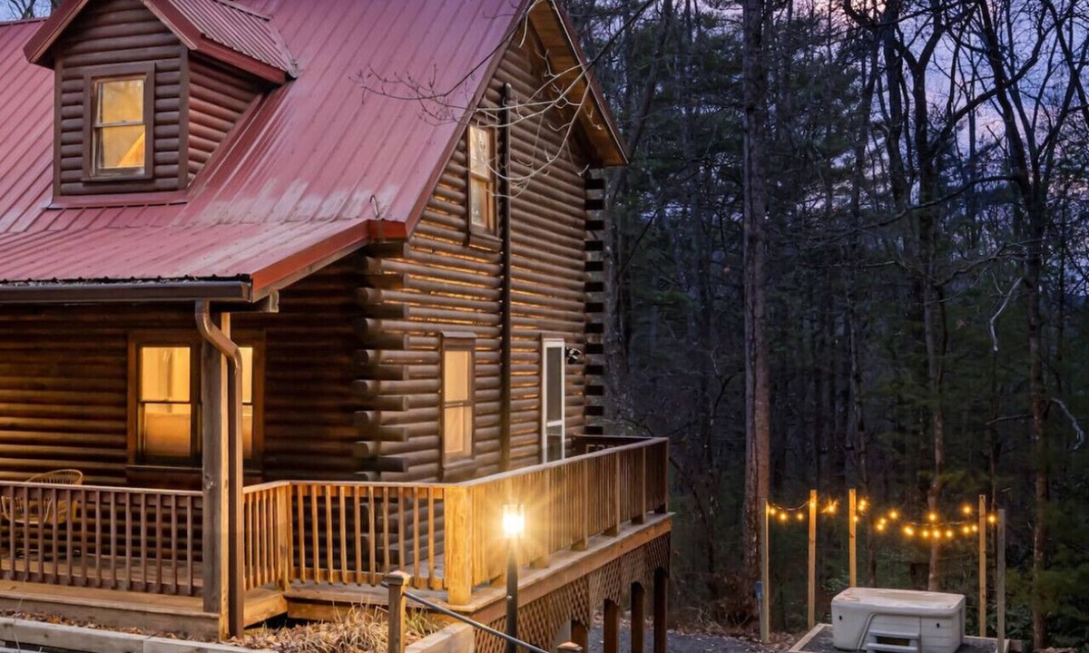 Fairview Cabin | Luxury Stay: HGTV Log Cabin*Hot tub*Arcade*EV*Fire Pit*Nature
