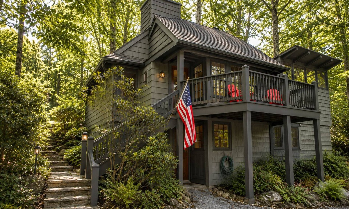 Highlands Cottage | Luxury Treetop Cottage | Artist's Retreat | Walk to Highlands Main St