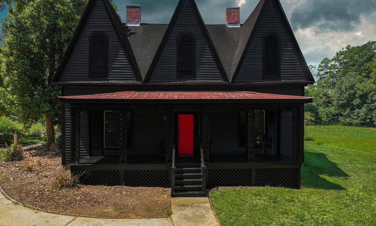 Danielsville House | Madison Manor. Stay if you dare!