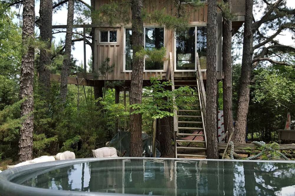 Grubville Cabin | Magical Tree House Rental Nestled in the Woods on Farm Retreat near St. Louis, Missouri