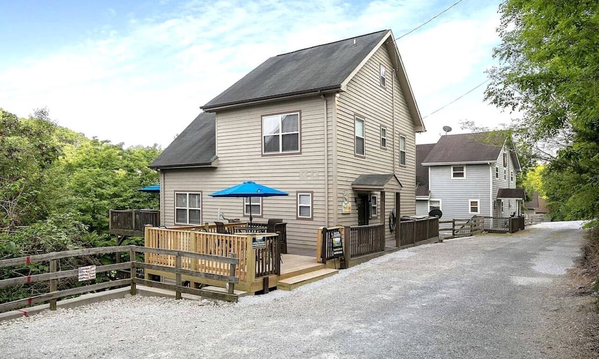 Flat Hollow Marina Cabin | Majestic Waterfront Tennessee Cabin with a Hot Tub at Norris Lake