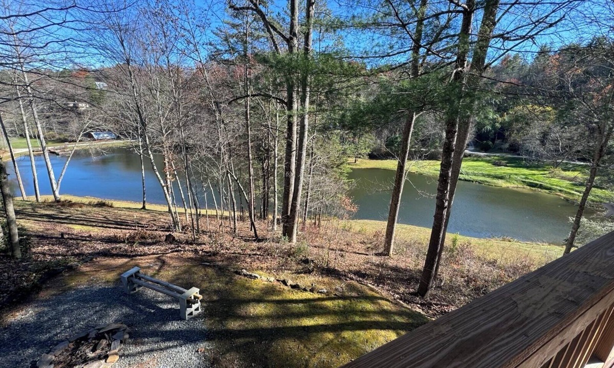 Almond Cabin | Mallard Cove - lakeside pet friendly