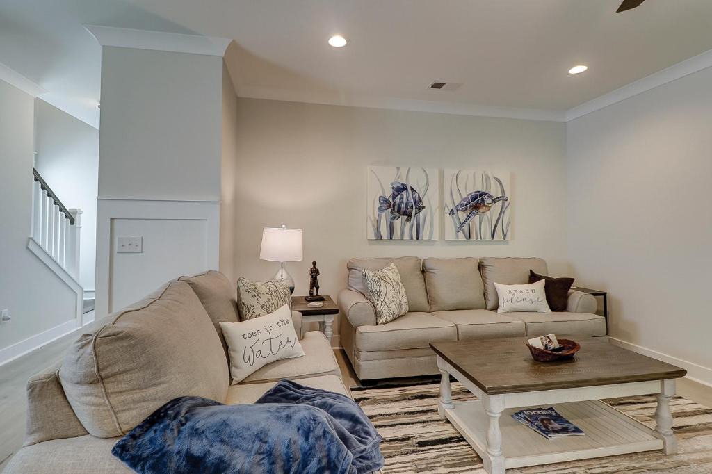 Hilton Head Island House | MBR King & 4 Queens Huge Living Room Covered Porch Bikes & Beach Gear included