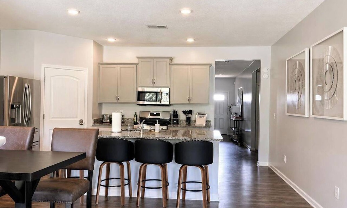 Southaven House | Memphis-Inspired 4BR Home w/Fireplace+Fast Wi-Fi+Close to all major attractions
