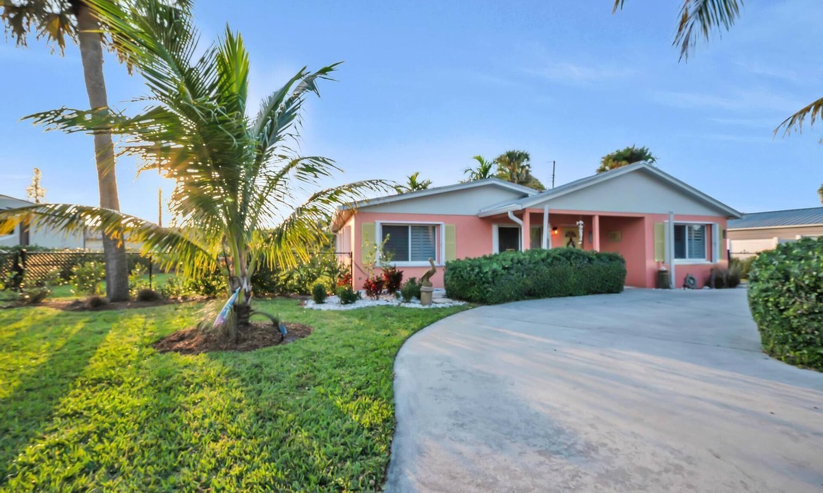 Rio House | Midcentury Modern, Pink Flamingo formerly Rio Retreat, close to pretty beaches!