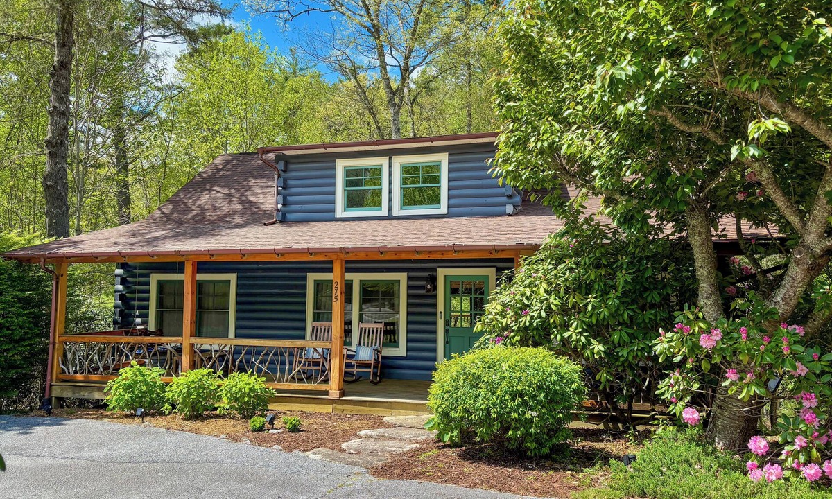Cashiers Cottage | Minutes to Town, Lake, & Hiking + 2 Fireplaces & Trail Access