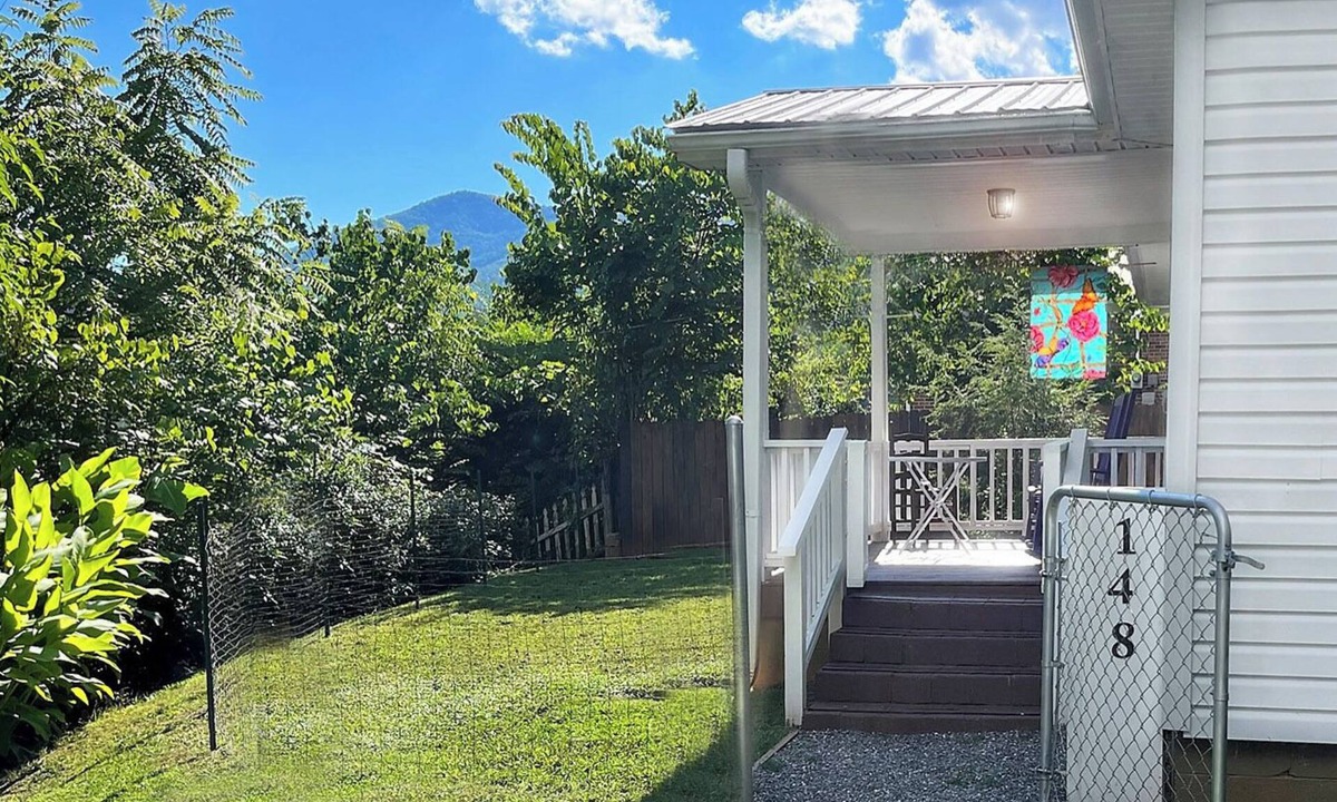 Sylva House | Miraflor Guest House, family and pet friendly