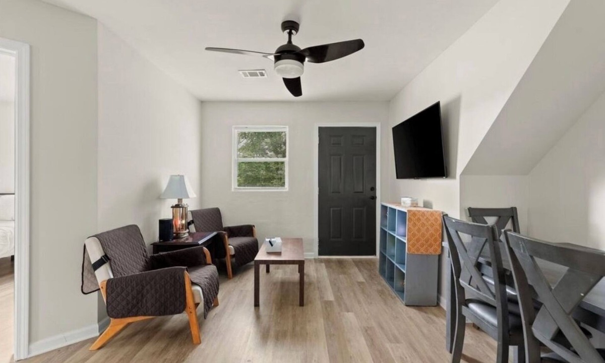 Summerhill Apartment | Modern 2BR Apartment in Summerhill Near Stadium, Universities & Downtown