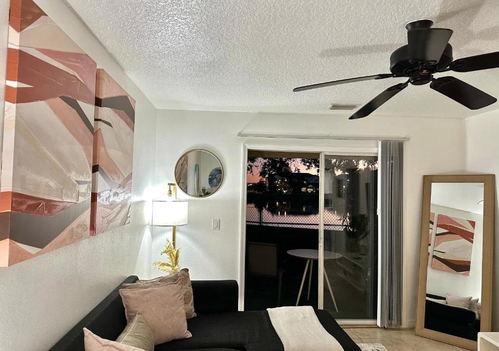Orlando Apartment | Modern 2BR Lakeview Near Orlando Airport Free Parking