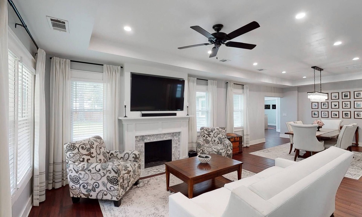 Garden City House | Modern 3 BR bungalow sleep 8, family/pet friendly, 15 min from downtown/outlets
