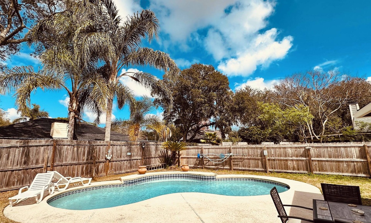 Del Rio House | Modern 3BR Home Pool Playroom Quiet Family Frendly