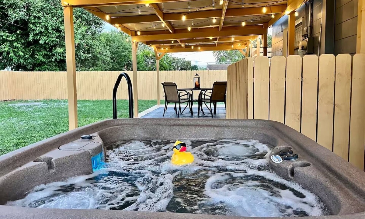 Tropic House | Modern 3BR Retreat w/Hot Tub, King Beds & Spacious Backyard