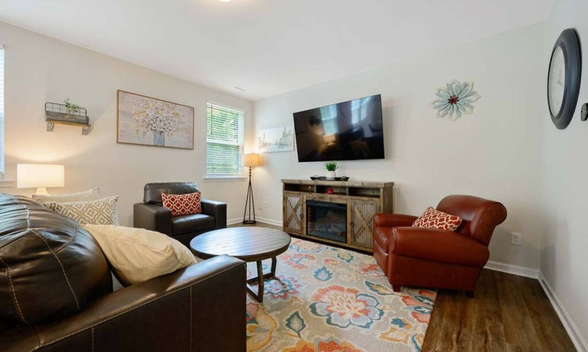 Garner House | Modern 4-Bedroom Home Near Downtown Raleigh
