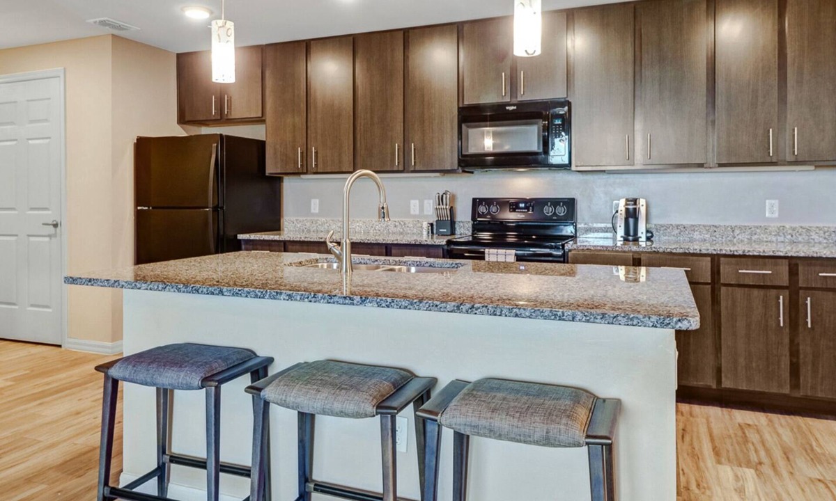 Trafalgar Apartment | Modern Apartment in Prime Location (ID8403X48)