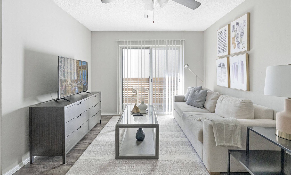 St. Petersburg Apartment | Modern Apartment in Prime Location (ID1213X949)