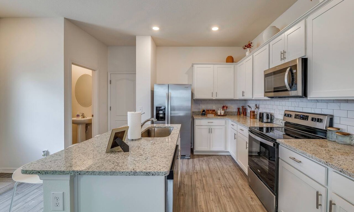 Dundee Apartment | Modern Dundee Townhome Near Lakes & Legoland!