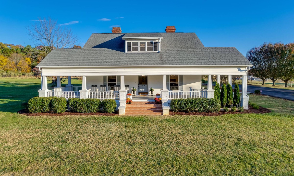 Monroe House | Modern Farm House At The Monroe Executive Airport!