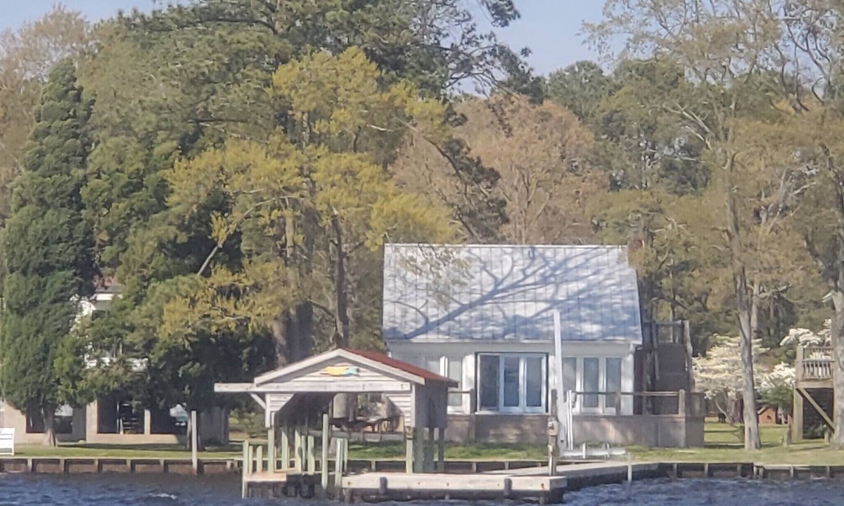 Bath House | Modern Farmhouse Cottage on water with dock