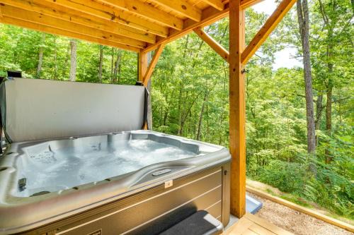Hendersonville House | Modern Hiker's Haven w/DuPont State Forest Views!