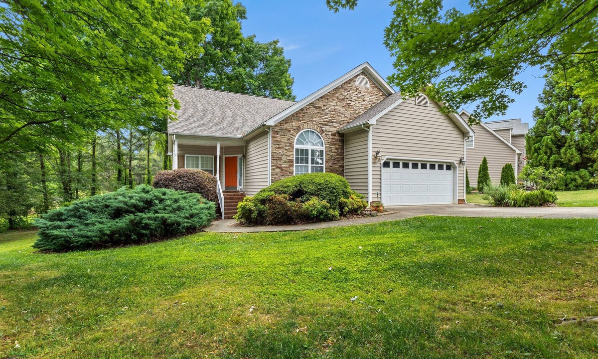 Raleigh House | Modern Lakeview Escape: 2BR Golfers’ Retreat