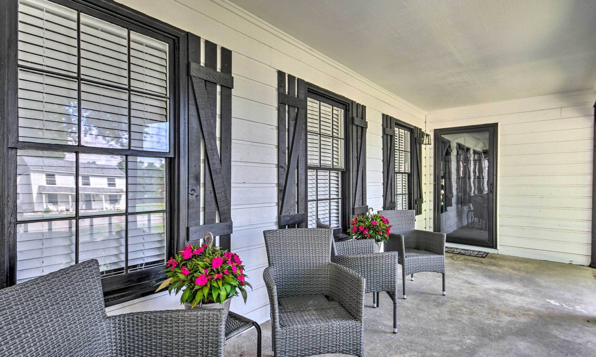 Columbia House | Modern Lexington Retreat w/ Backyard & Pool!