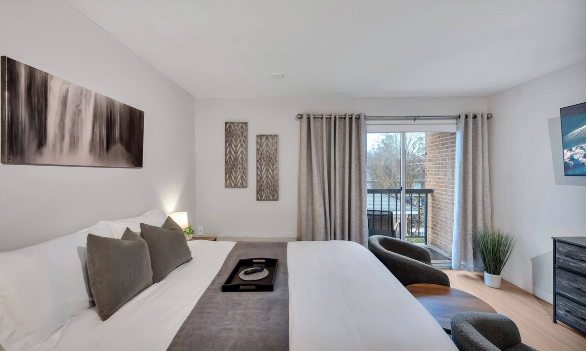 Northeast Raleigh Apartment | Modern Midtown Studio + Private Balcony