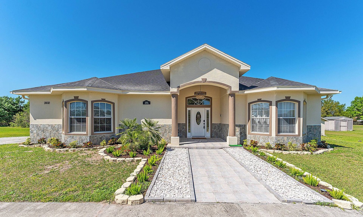 Kissimmee House | Modern Oasis Golden Elegance Disney Lego Land Area 5 bedrooms big lot