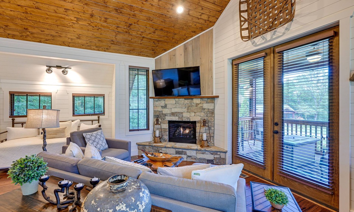 Tuckasegee Cabin | Modern-Rustic Glenville Cabin: Golf, Hike + Unwind