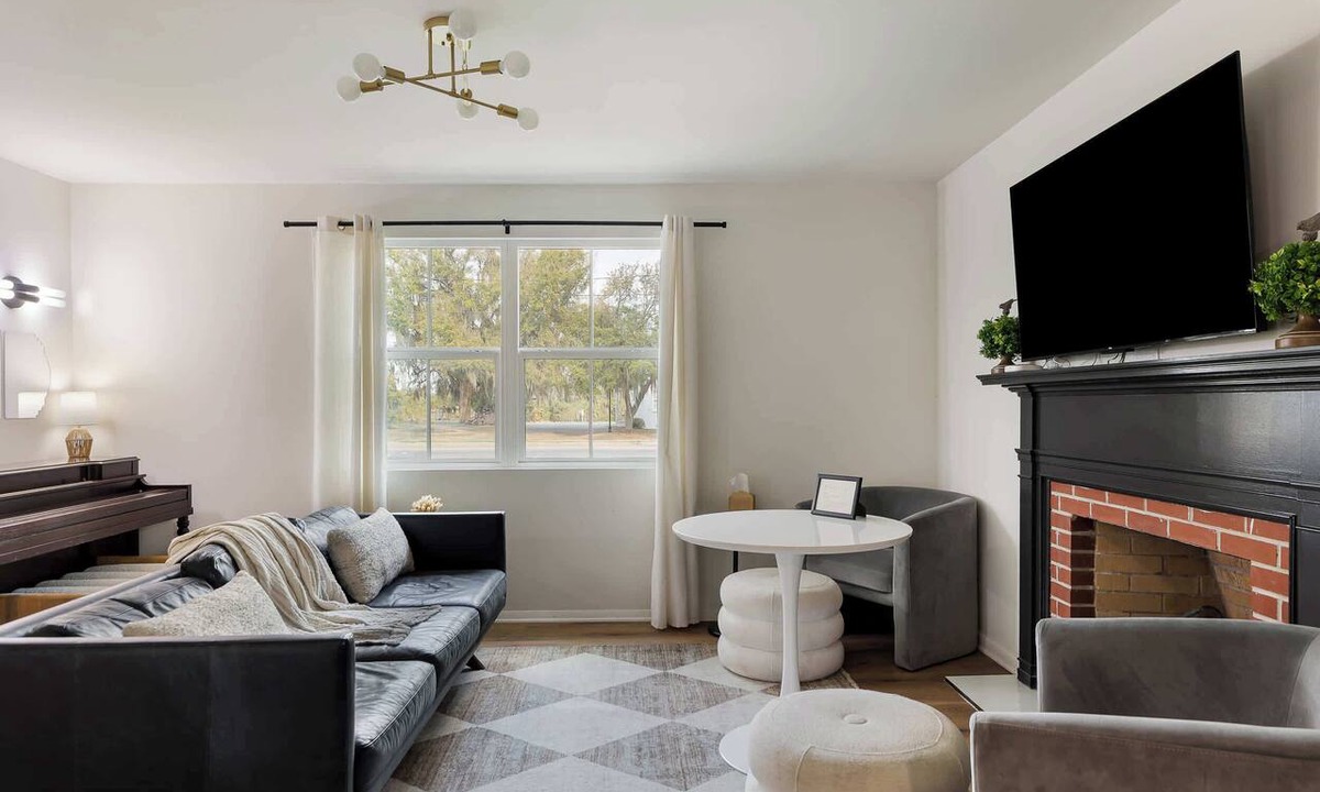The Old Commons Apartment | Modern, Spacious Apartment in Downtown Beaufort!