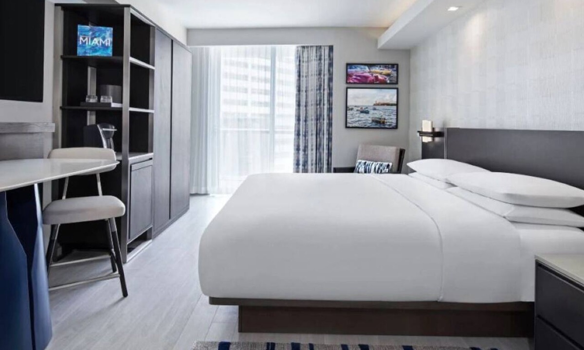 Brickell Hotel | Modern Suite | Steps to Brickell City Centre & Bayfront, Pool & Gym