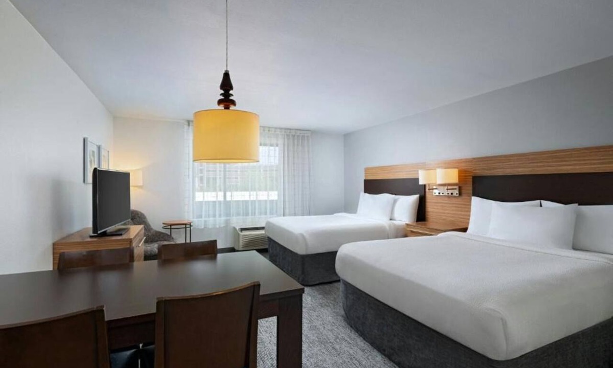 Macon Hotel | Modern Suite w/Full Kitchen Near Mercer University - 0.1 mile | Outdoor Pool