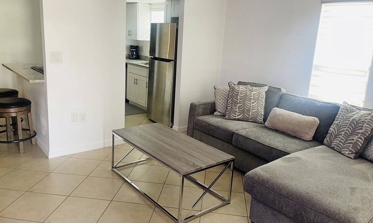 Sun 'N Lake Apartment | Modern Sun N’ Lock Villa - Self Check-In