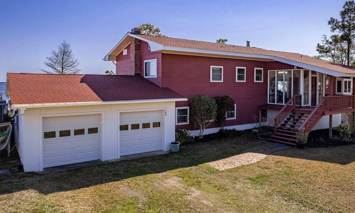 Morehead City House | Modernist Waterfront House near Historic Beaufort. Relax on the North River!