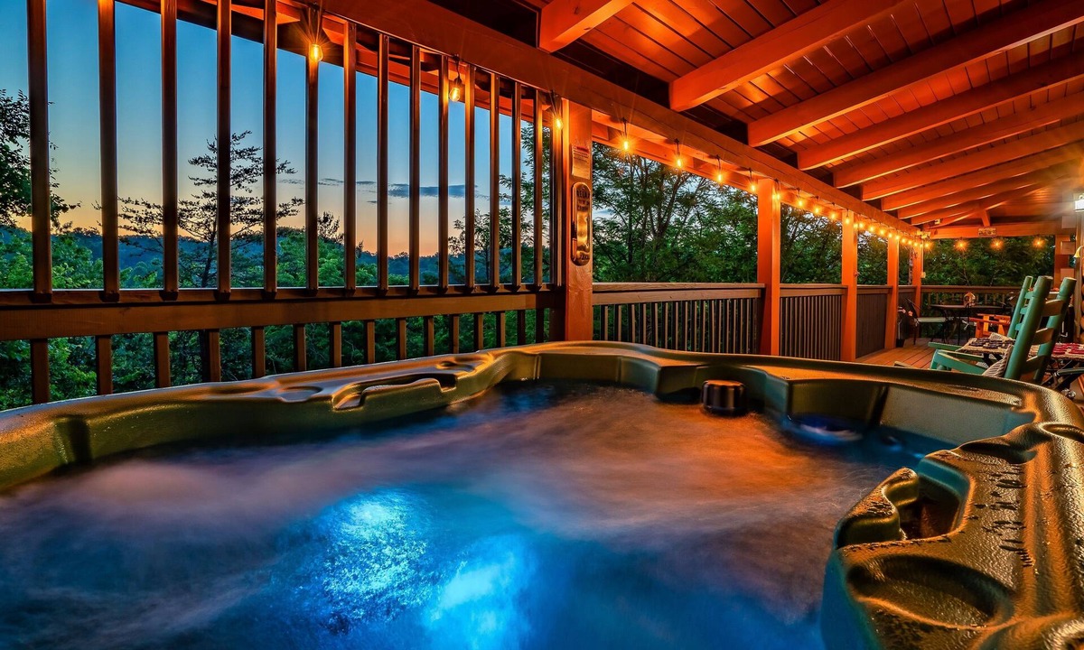 Sevierville Cabin | Mooseberry Ridge✅️2 Mstr Bdrm suites*Fast WIFI*Game Rm*Hot-Tub*Seasonal Pool