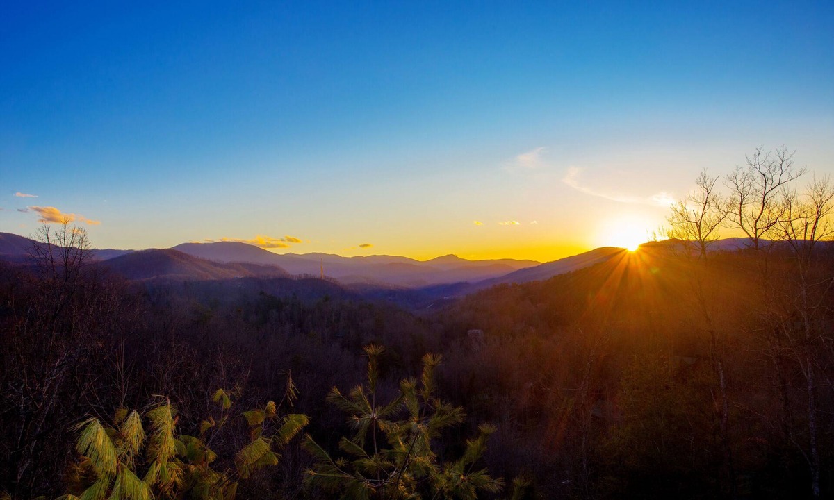 Gatlinburg Cabin | Mountain Views-Near Downtown- 2 Hot Tubs