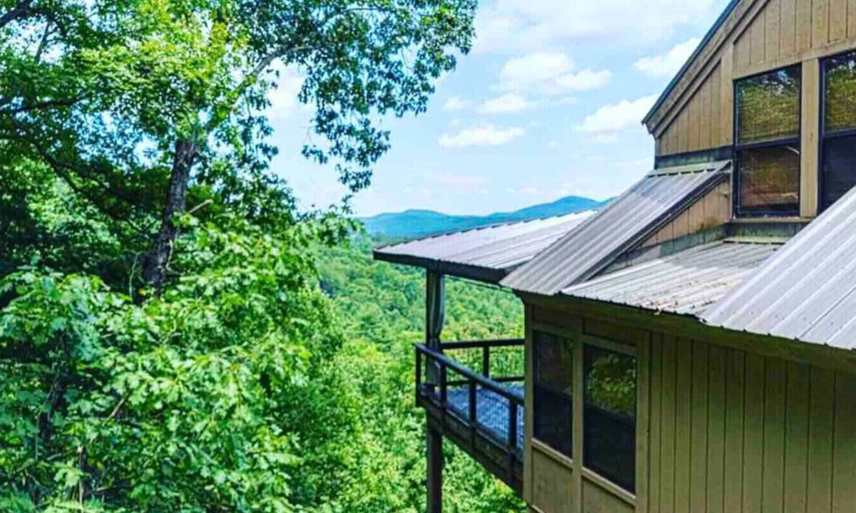 Sunset House | Mountain Views, Peaceful Waterfall 3 King Bedrooms