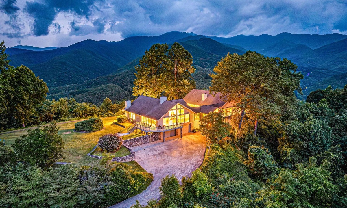 Bryson City Villa | Mountaintop Villa with 360° View, Theater, Hot Tub