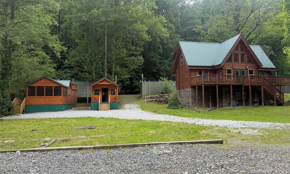 Bryson City Cabin | Nantahala Riverfront Paradise! Papa Bear Cabin + 2 Tiny Homes - Sleeps Up to 14!
