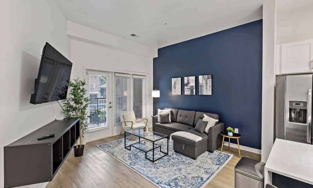 Cherry Apartment | Near CPCC & light Rail | Pool, Gym, W/D & Parking