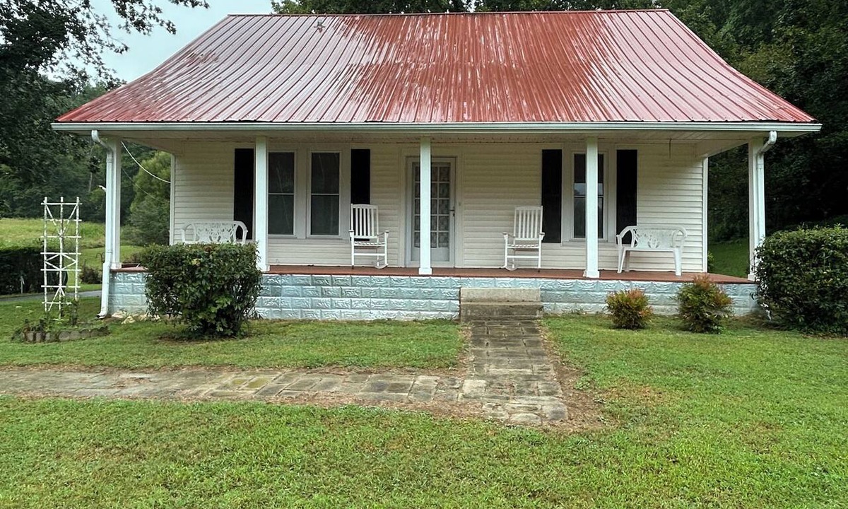 Pulaski House | Near I-65-Quiet Country Escape at Indian Creek Farmhouse