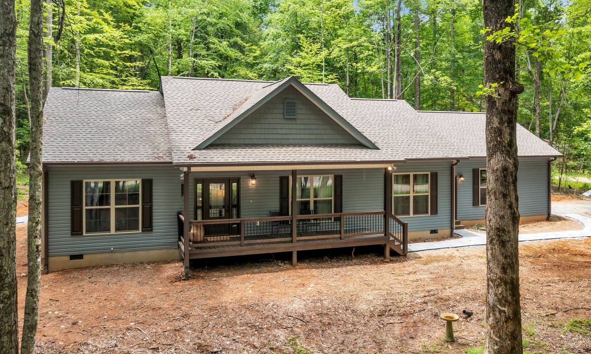 Brevard House | New Build House with Hot Tub/Kayaks near Private Lake