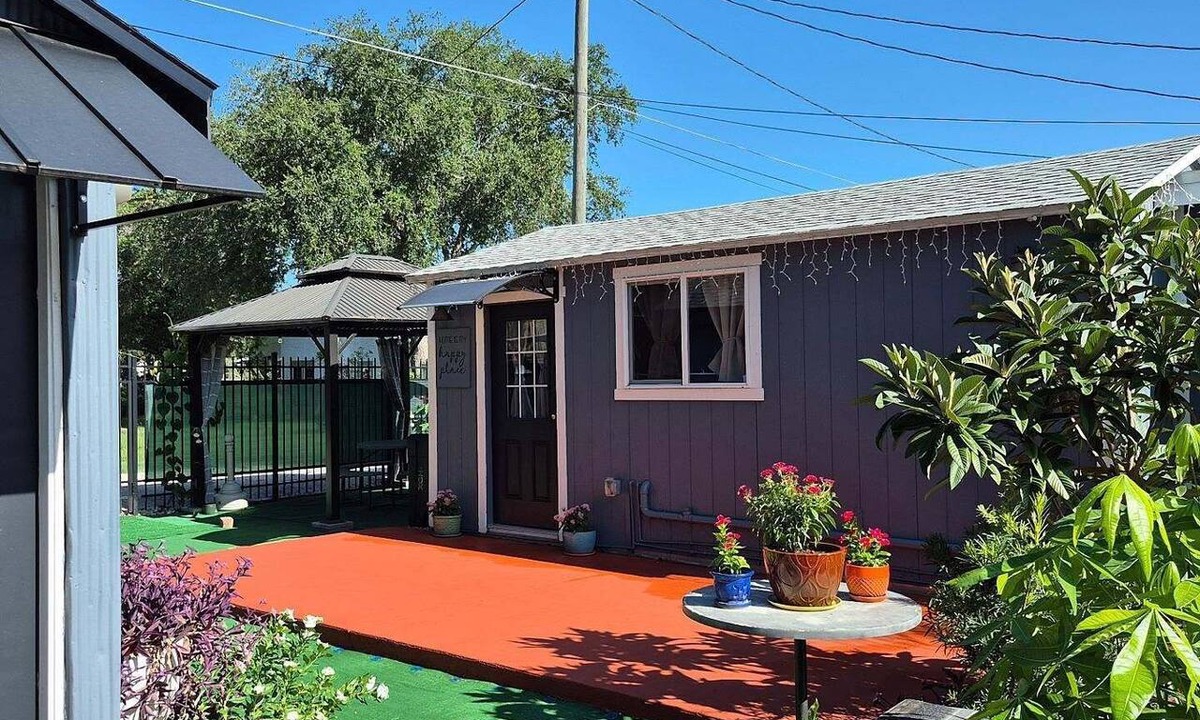 Saint Cloud Cottage | New cottage retreat in St. Cloud with WiFi, AC.