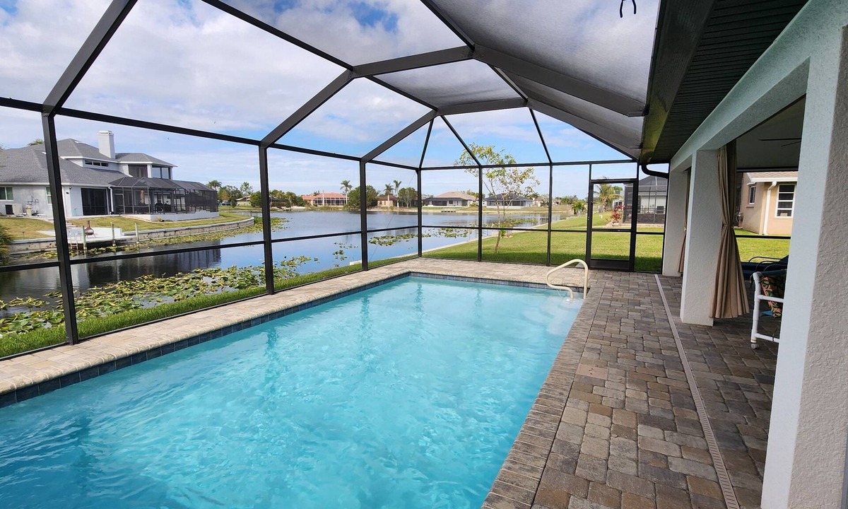 Trafalgar House | New Home - Best in City 4-bedroom house, heated pool on Lake Jolie