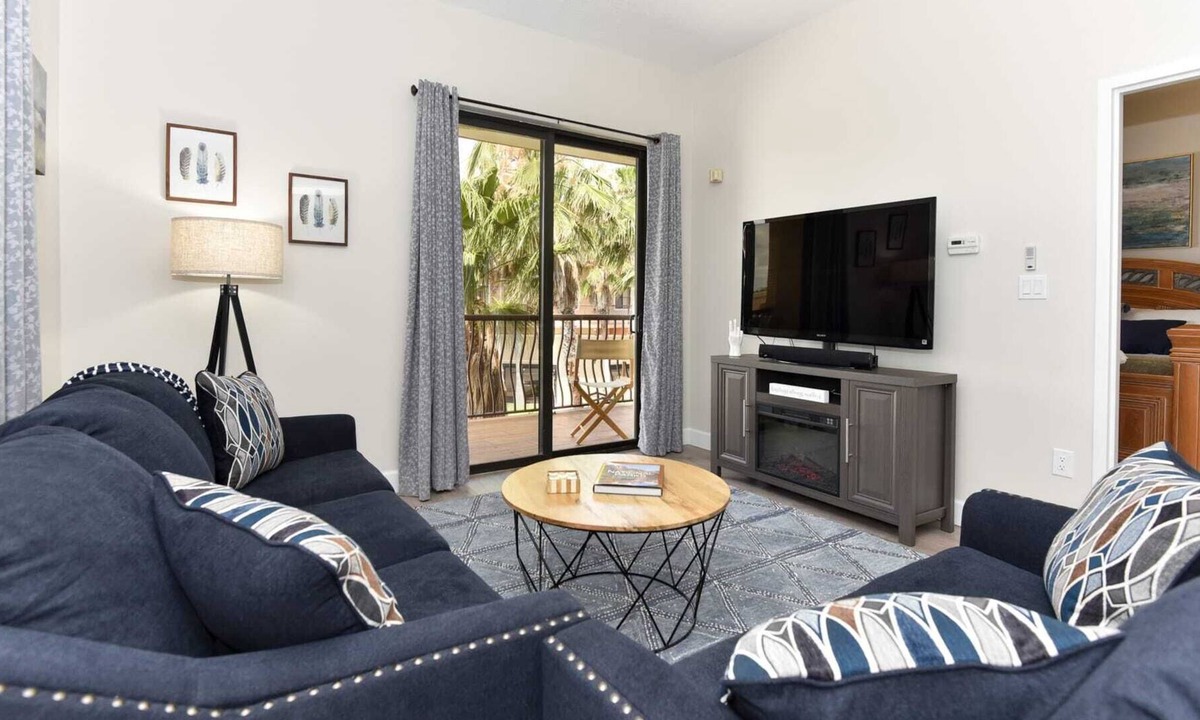 National Gardens Apartment | NEW Lakeview Stay, Onsite Pool, Near Harley Outlet
