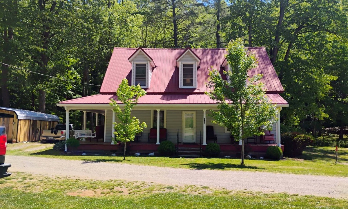 Sylva House | NEW LISTING beautiful relaxing creek front 3-bed 3-bath farmhouse getaway .