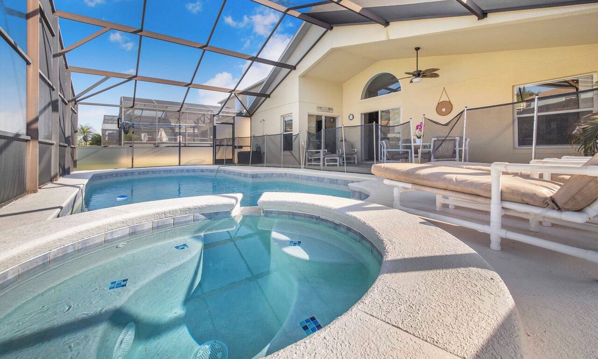 Highgate Park House | NEW LISTING Luxury Pool Villa with jacuzzi heat, games room, close to Disney