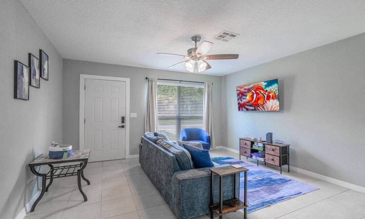 Lakewood Park Apartment | *New Min to Beaches*Mins To HCA Hospital*King Bed*