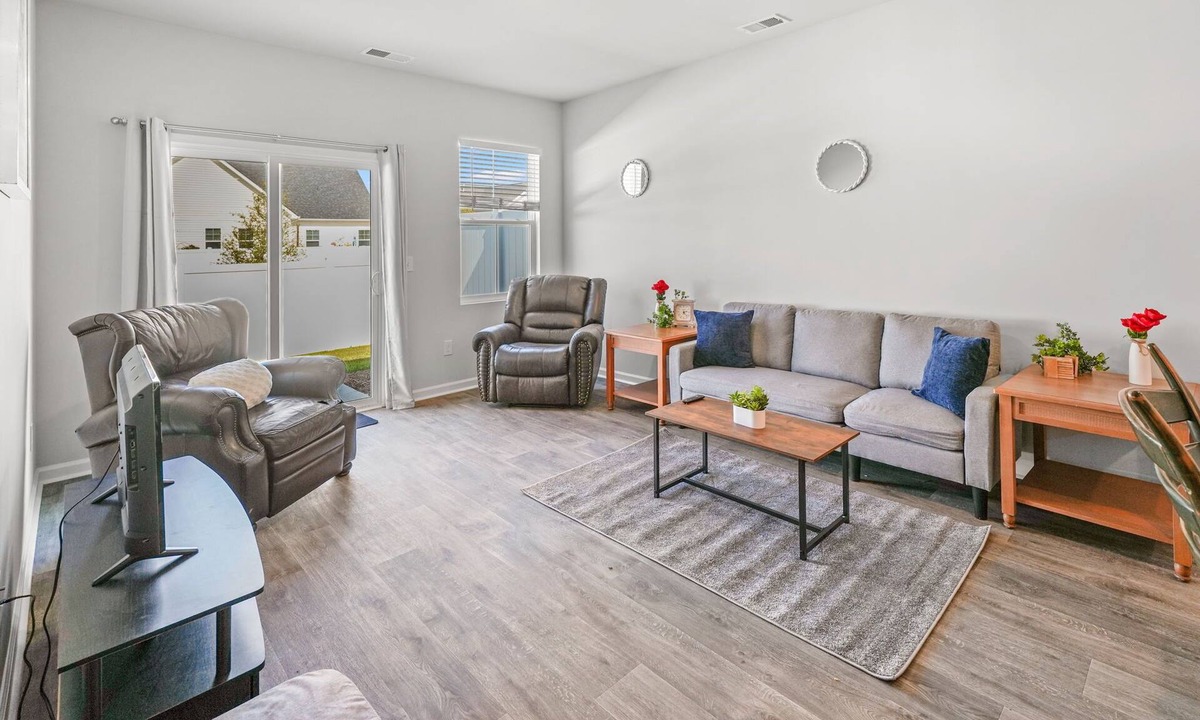 Conway House | New Modern 3BR/3BA Townhome. Quiet Retreat w/Pool, Playground and Free Parking.